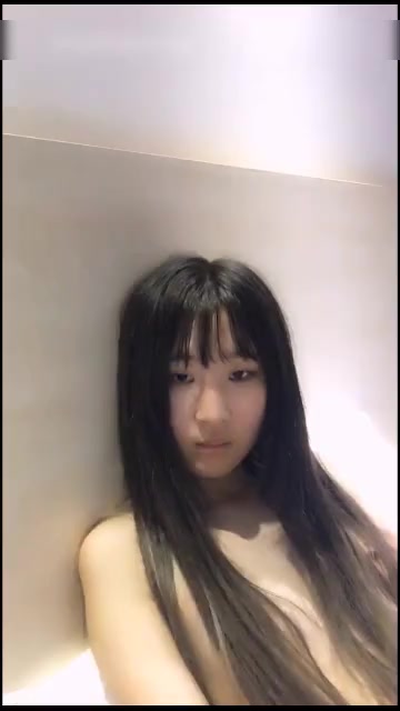 很嫩的小美眉